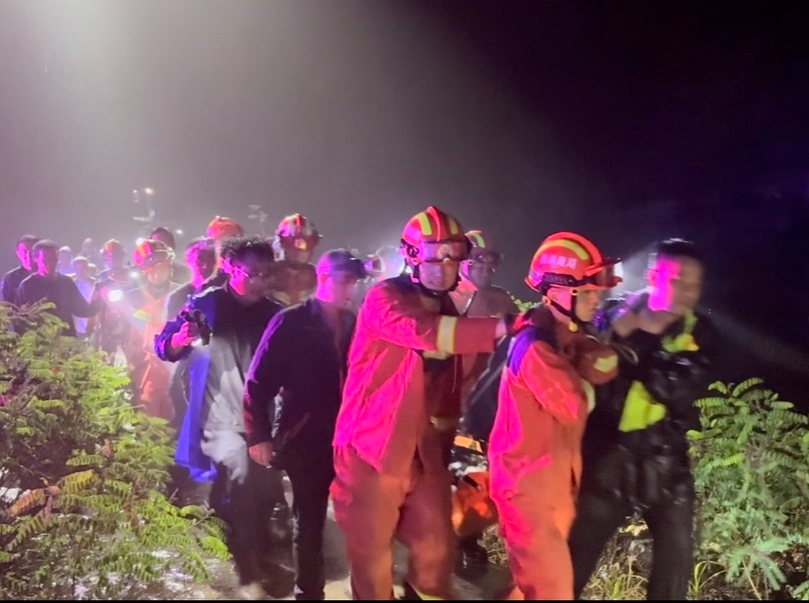雨夜深山，生死8小时！公安“空地联动”营救坠崖群众