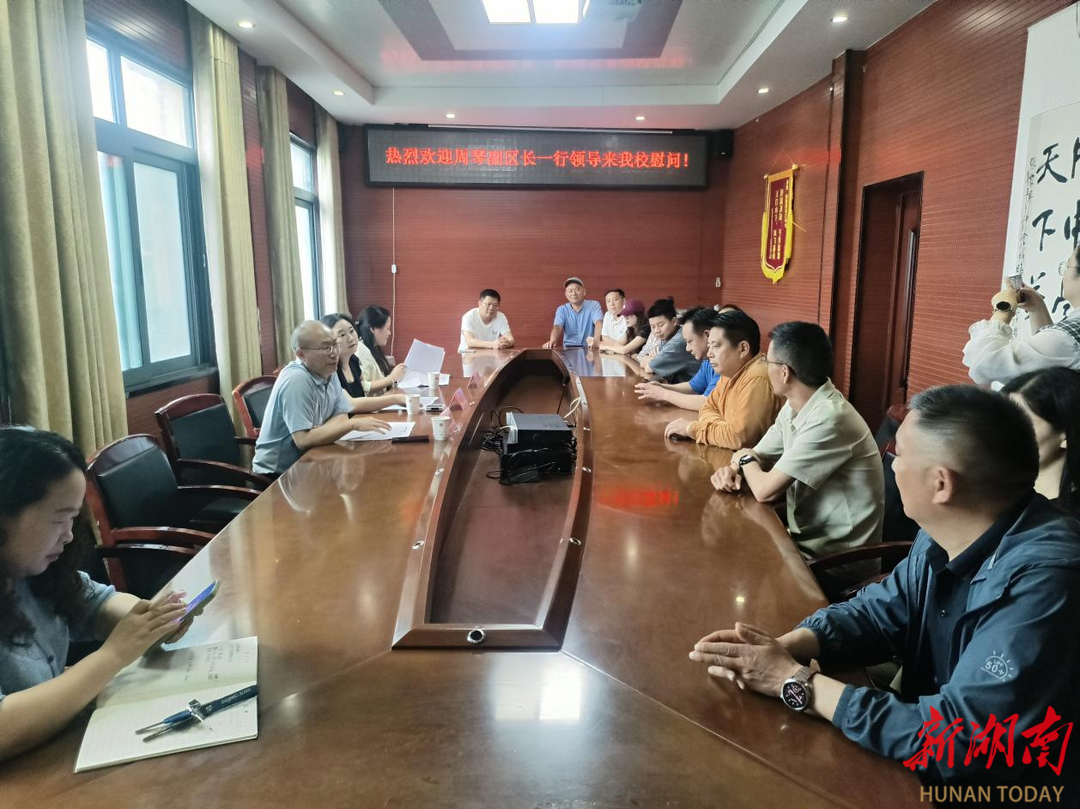 暖心慰问鼓干劲 凝心聚力战高考 永定区走访慰问天门中学高三师生