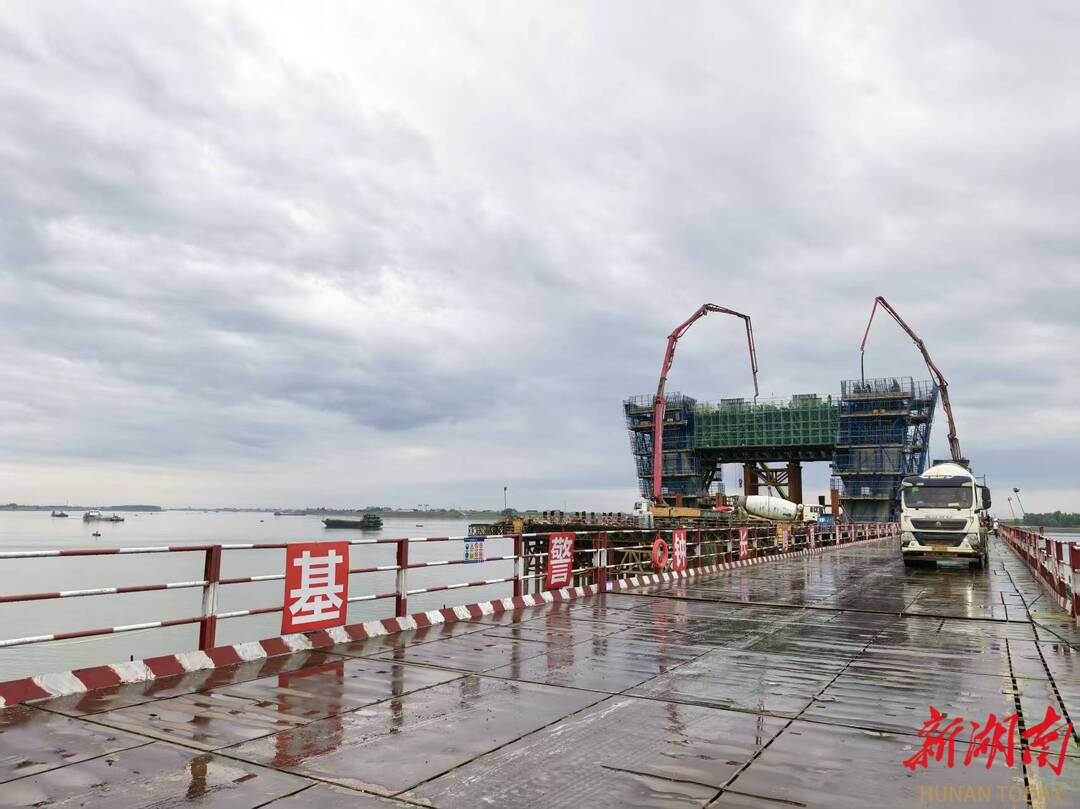 樟树港大桥主塔下横梁成功浇筑