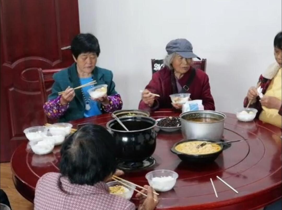 “有饭吃、有水喝、有地方睡觉！”石门党员干部用热菜热饭安民心