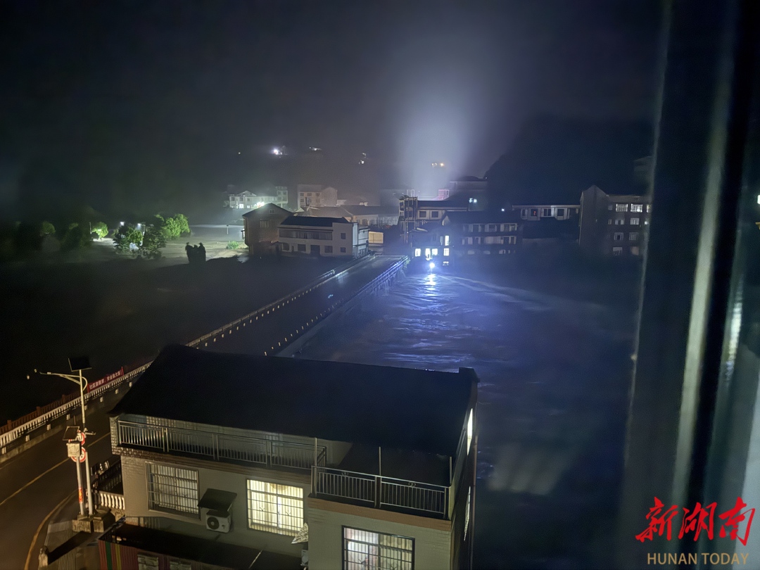 洪水围困，她准备录下人生“最后的影像”，救援之光出现了……