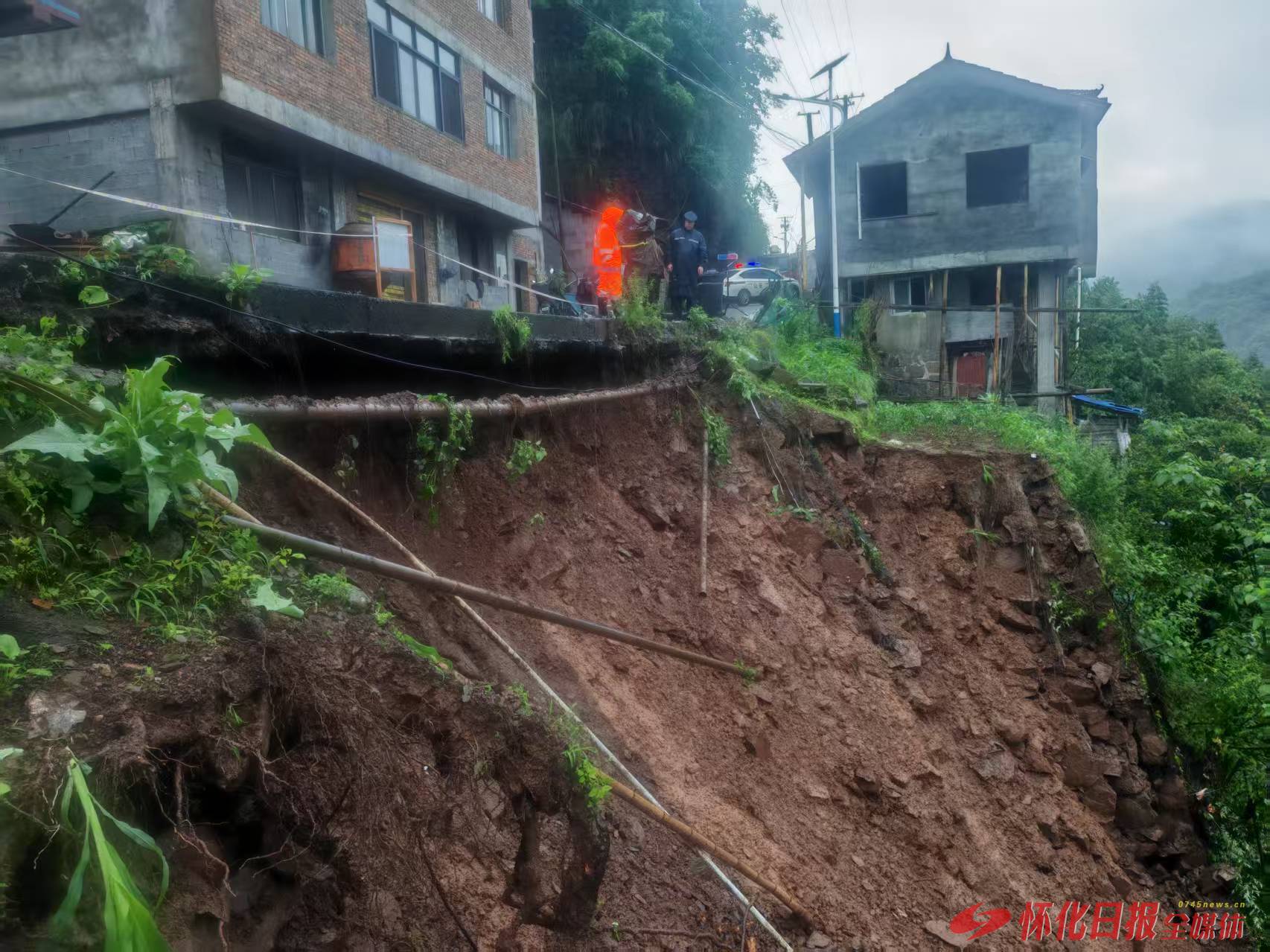 怀化防汛进行时 | 沅陵：暴雨致省道路基垮塌 紧急转移周边群众