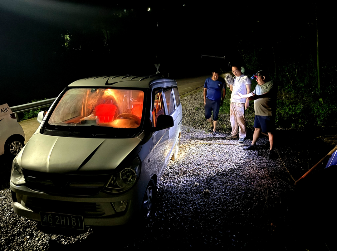 迎战汛情丨雨夜暖心！慈利村干部冒雨推车助受困司机脱险