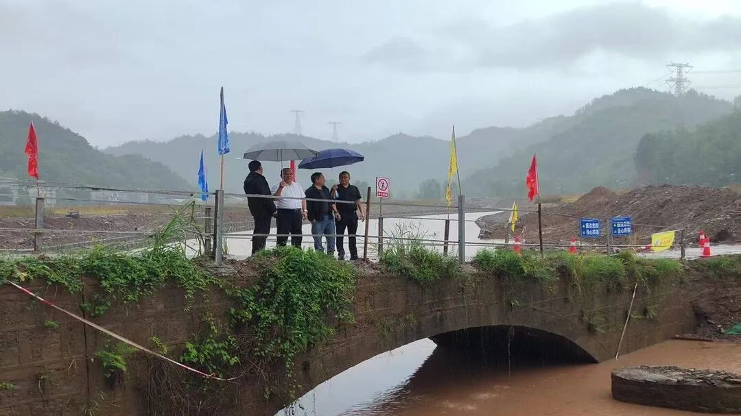 迎战汛情丨强降雨来袭，桑植县农业农村局全力抢排农田积水