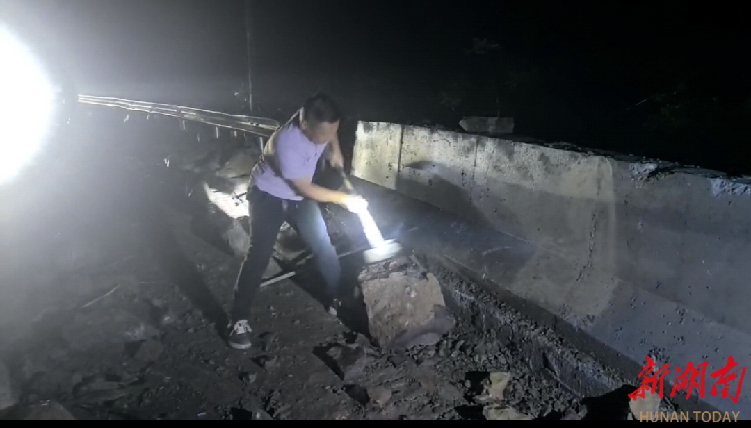 迎战汛情丨深夜塌方阻归途！桑植人潮溪镇雨夜紧急抢险1.5小时打通生命通道