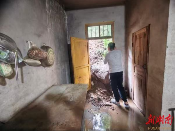 迎战汛情丨险！巨石坠屋前50分钟，村干部拽回6条命