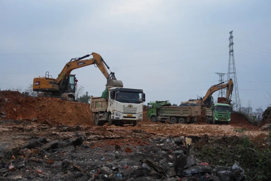 昼夜不停 矿工南路与汉宁路交叉路口施工忙.JPG