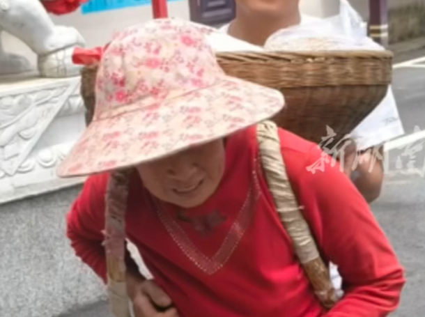 记者在一线㉖｜隔壁村遭灾，相邻村帮忙！送米又送肉，还搭棚现炒免费自助餐