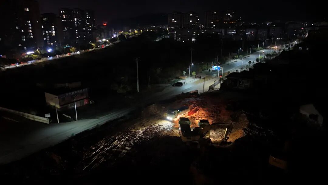 昼夜不停 矿工南路与汉宁路交叉路口施工忙_1.JPG