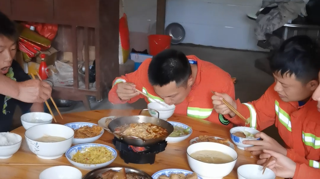 洪涝灾害后，他们把小家变“大家”