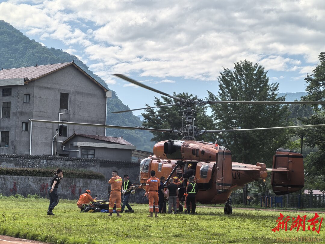 飞越险峰 守护生命——直升机转移石门山区受灾群众侧记