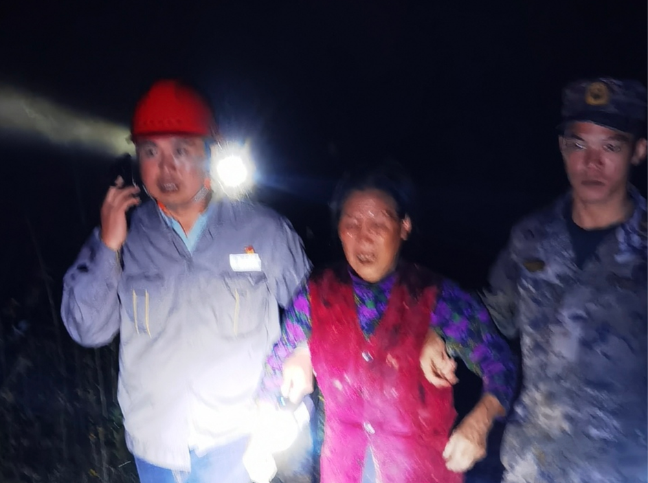 老宅被冲垮了，他在忙着给群众送电