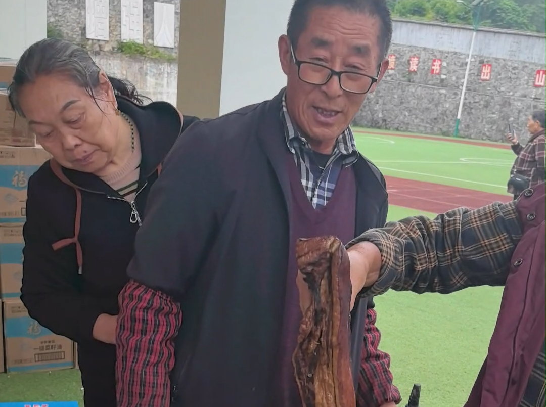 记者在一线㊵｜74岁老党员每天为受灾群众安置点送菜：“有一份力就发一份光”