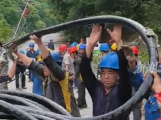 记者在一线㊶｜山洪毁路致电力设备受损，电力铁军徒步进山抢修
