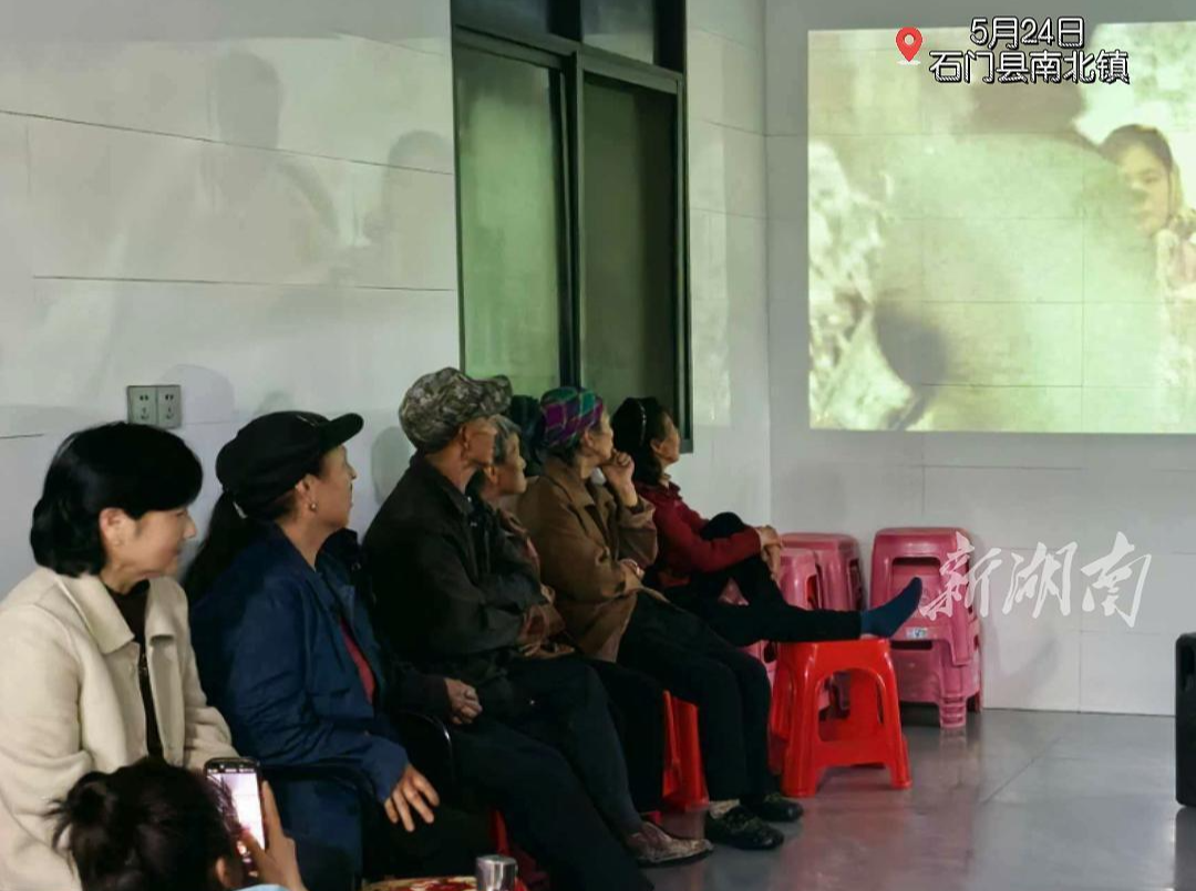 记者在一线㊷ ｜记者夜访灾后临时安置点，群众拉家常、看电影，相处和睦
