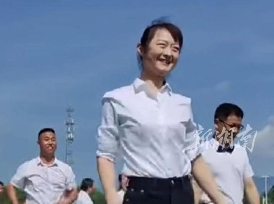 拉丁舞裁判集体舞火出圈，衡山县高中老师一起热舞为学生打气