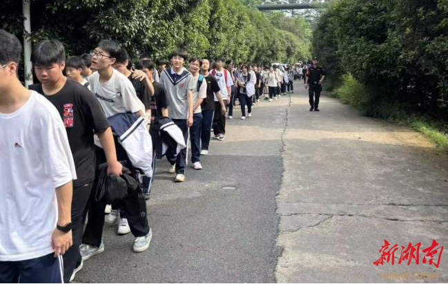 追寻红色足迹！衡阳市六中开展初一、高一年级徒步参观衡阳党史馆活动