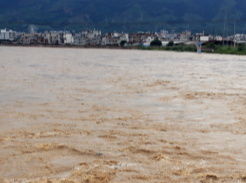 慈利县零溪河水暴涨，漂浮物卡死桥墩，洪水没过桥面涌入村庄——私人挖机紧急驰援