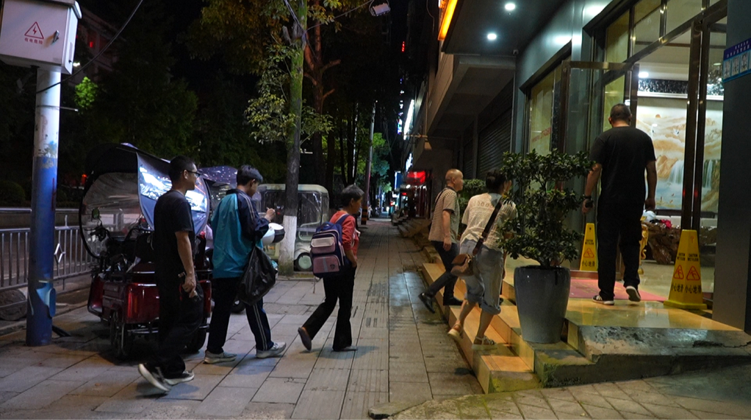 龙山提前转移群众 守牢防汛安全线