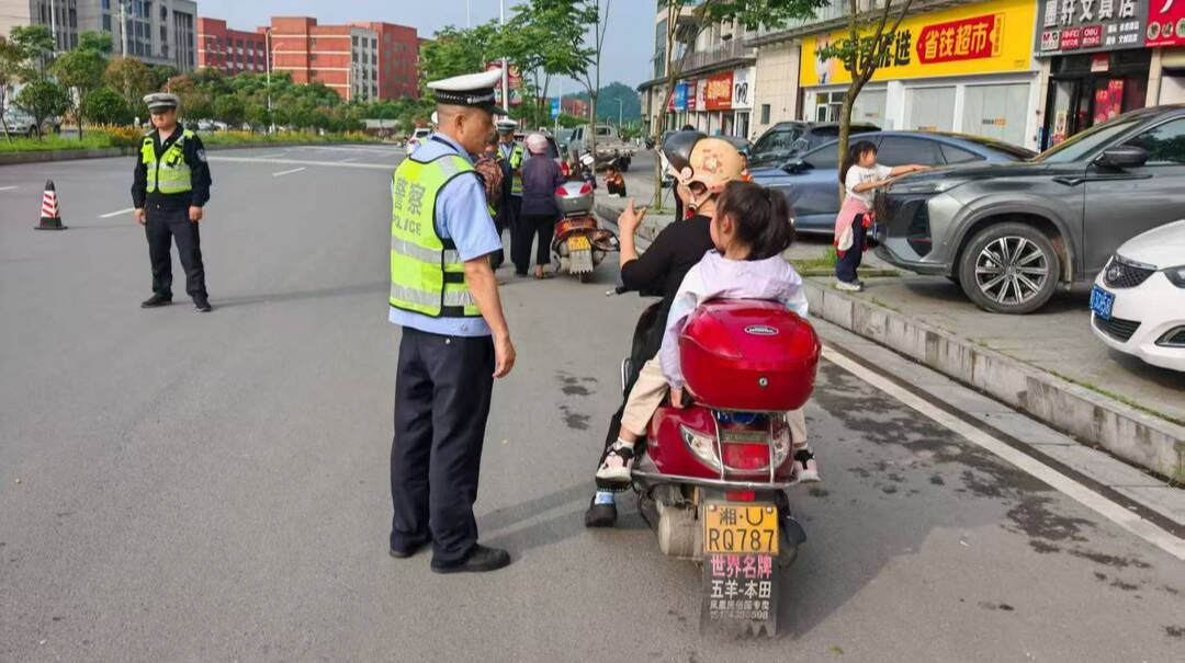 依托护学岗   凤凰交警深耕校园交通安全宣传 