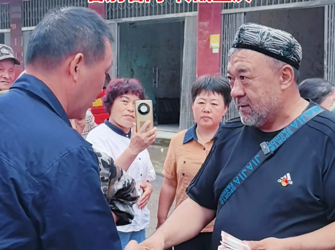 告别石门 转战重庆 全国道德模范阿里木将买牛剩下的钱捐给受灾群众