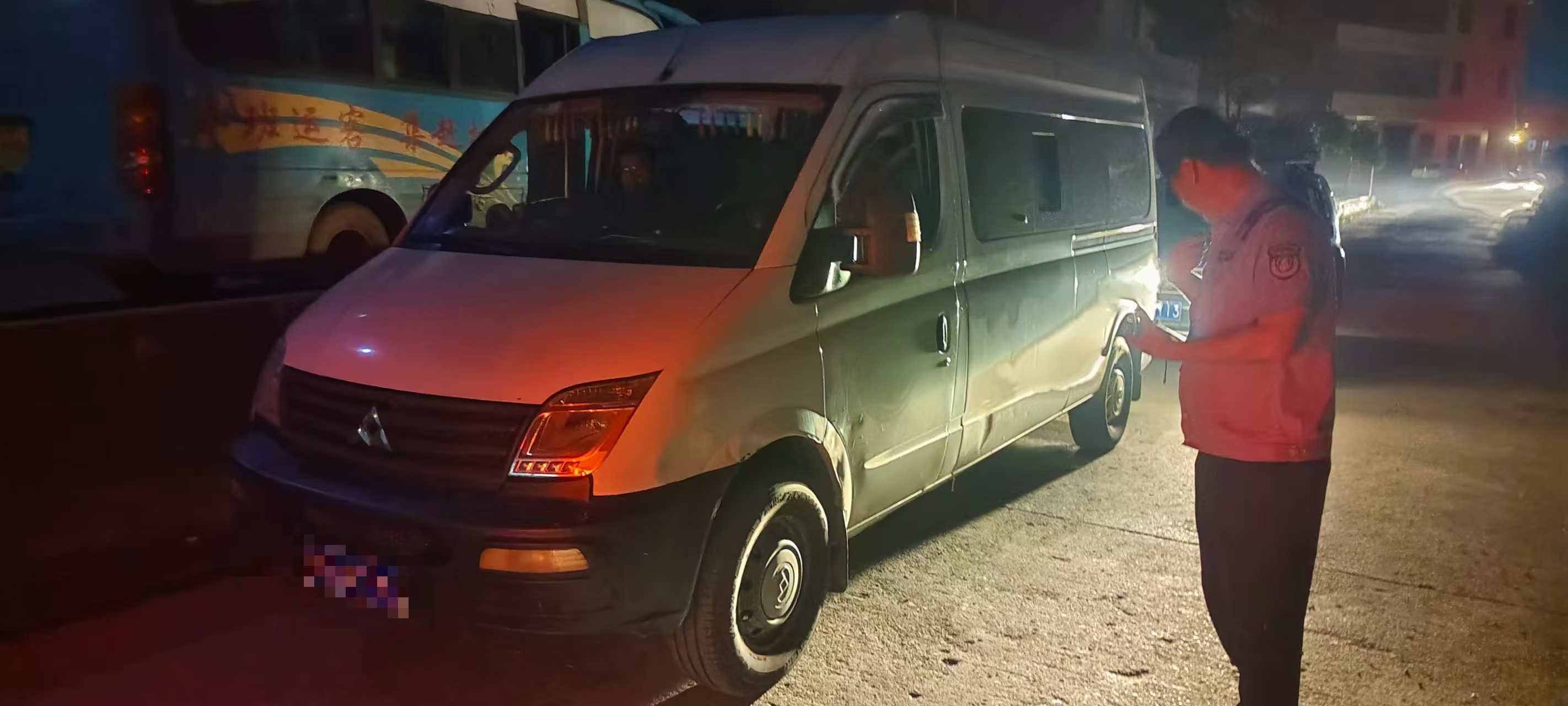 夜间亮剑严打黑车 守护群众出行平安——新田交通执法查获一台跨省涉嫌非法营运车辆