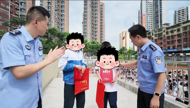 路边捡到可疑资料，郴州两初中生一个决定，民警直接送奖到校
