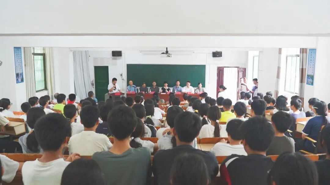 郴州市关工委到安仁开展心理健康教育暨走访慰问困难学生活动