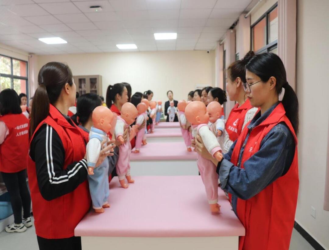 湘潭市：四万“莲城好阿姨”，一方“幸福金饭碗”