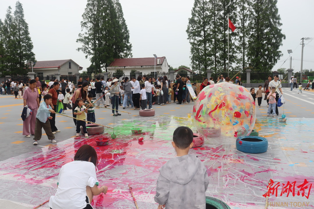有点 “艺” 思！大通湖区千山红镇中心幼儿园举办“做个快乐脏小孩”亲子创想活动