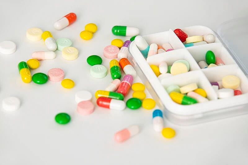 周末·健康丨近40℃高温来了！家中药品要不要放进冰箱“避暑”？