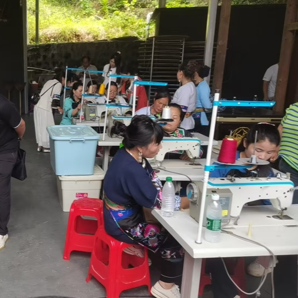 缝纫机搬进村，手艺送到家！这个苗绣培训班把村民乐坏了~
