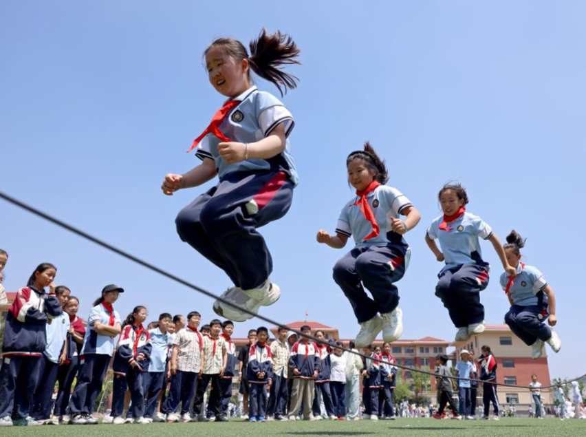 好评中国丨同心同向 育好党和人民的红孩子