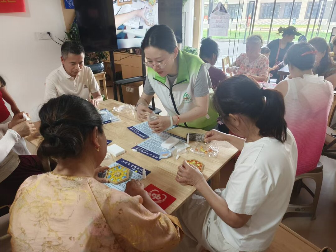 开福区洪山街道社工站：“巧手制暖杯 反诈护夕阳”老年人活动