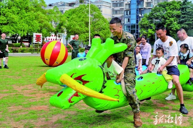 军营开放迎军娃 迷彩相伴庆“六一”