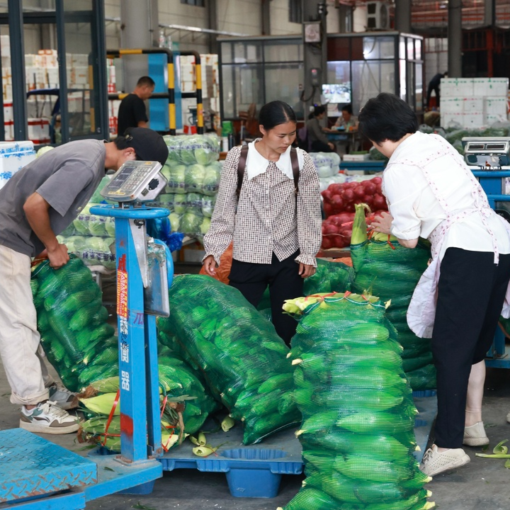 冷水滩：夏果鲜蔬批量上新 供销两旺点亮夏日烟火气