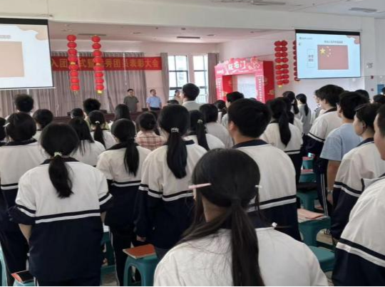 衡阳市六中：团徽耀青春  奋斗正当时