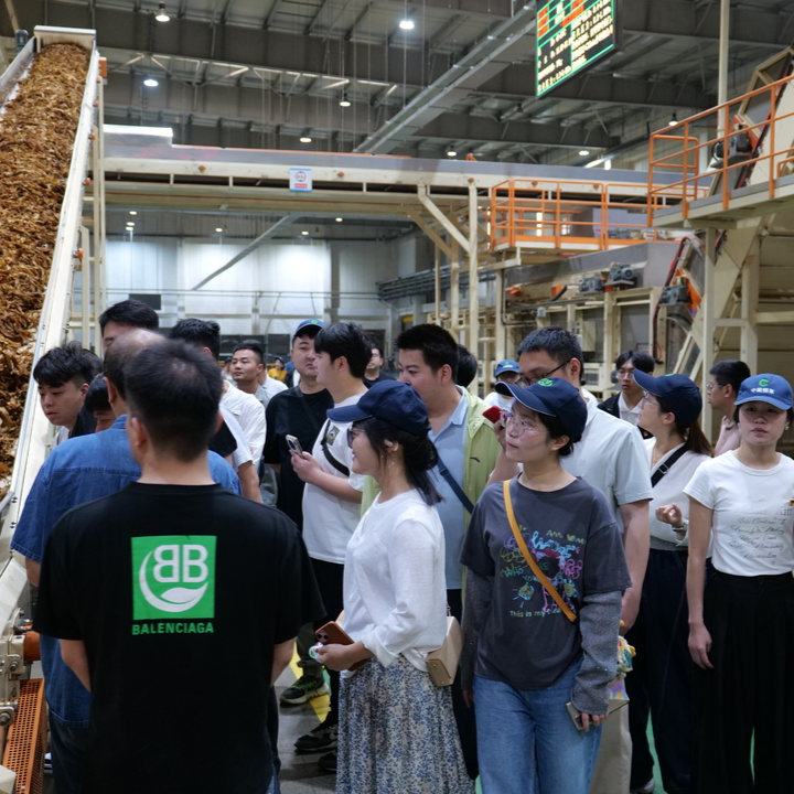 把调研课从会议室搬到机器旁！这群年轻人一天都“泡”在企业里
