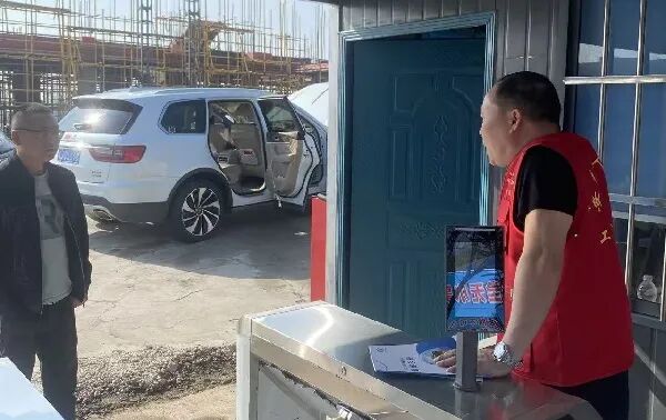 安乡：为城市建设者筑牢安全“防护网”