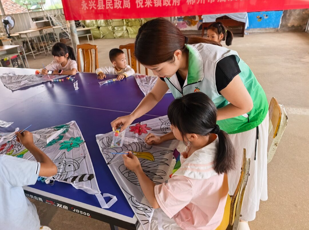 永兴县：巧手绘鸢迎六一 温情守护伴童行