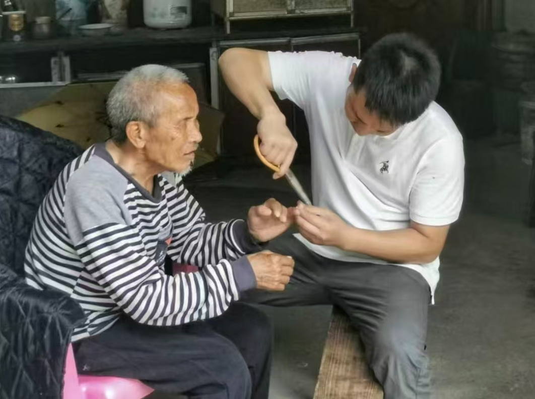 尽我所能 回馈恩情——永州青年邓金荣悉心照料盲人伯父@湖南日报