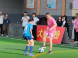 迈克尔·欧文现身北正街小学，与小球员们同场竞技