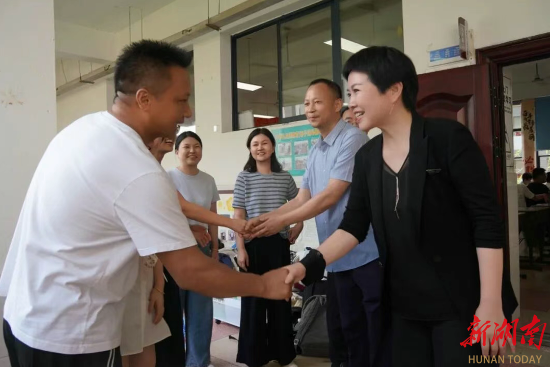 柳叶湖：伍彩霞慰问中考备考师生 督导校园安全与教育领域专项整治工作