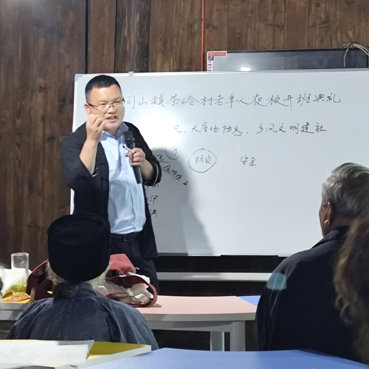 这个深山苗寨，有个专为留守老人创办的公益夜校……