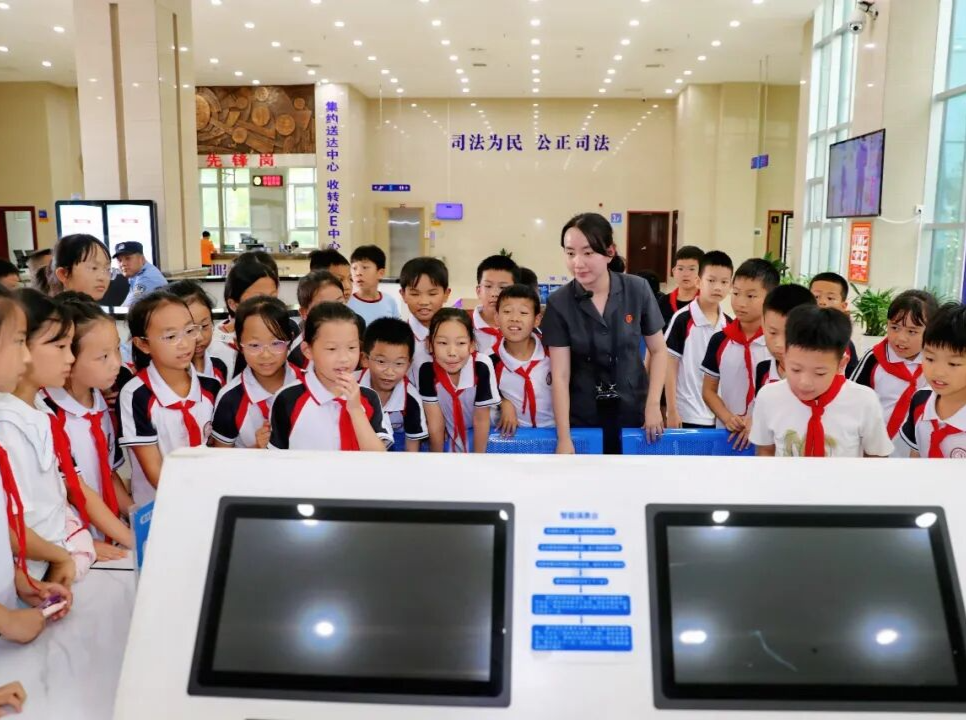 张家界中院开展法院开放日法治研学活动