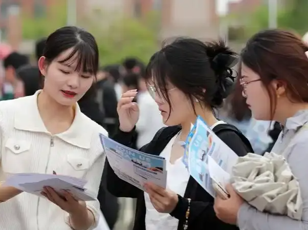 好评中国丨以政策暖流托举青春就业路
