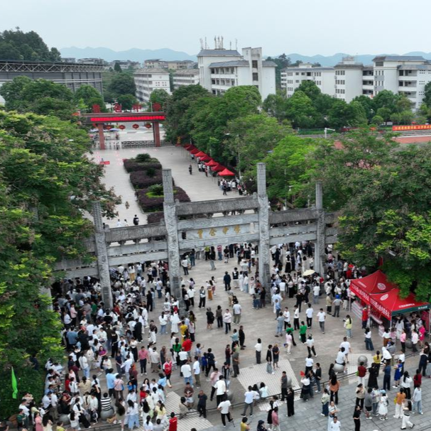 今天，龙山县3594名考生奔赴高考考场~