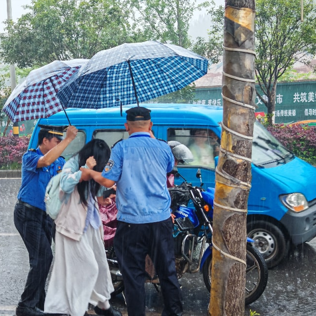 高考首日遇上暴雨，幸好有他们默默守护……