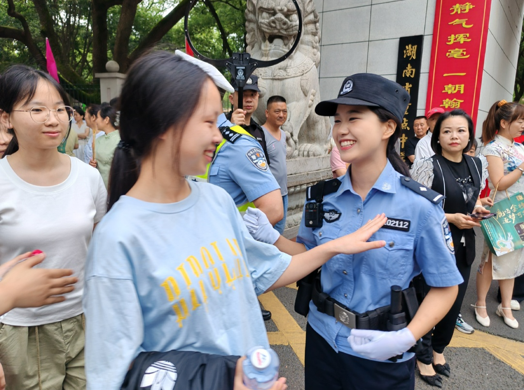常德公安交警身着编号为“985”“211”的警服为考生送祝福