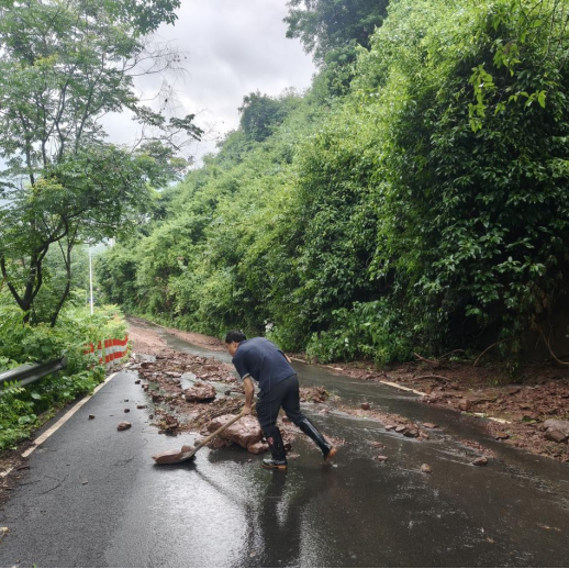 与暴雨竞速，同险情赛跑 泸溪县紧急转移安置2601人@湖南日报